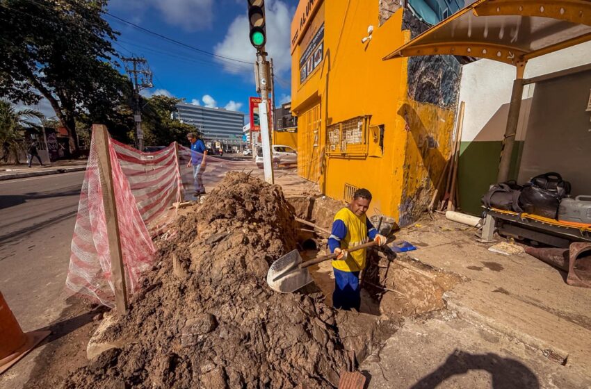 Prefeitura reforça drenagem e recupera asfalto no Centro de Lauro de Freitas para evitar alagamentos