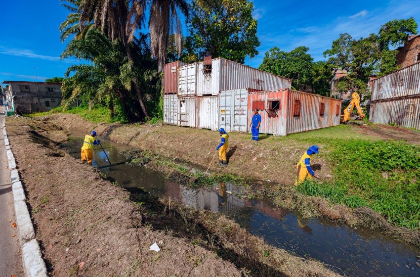Prefeitura realiza limpeza de canais em Itinga e na Rua Gerino para prevenir alagamentos