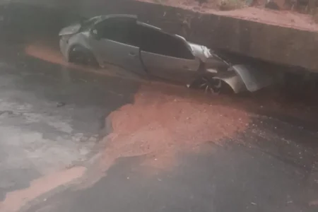 Carro é esmagado por estrutura de concreto após deslizamento de terra em Simões Filho