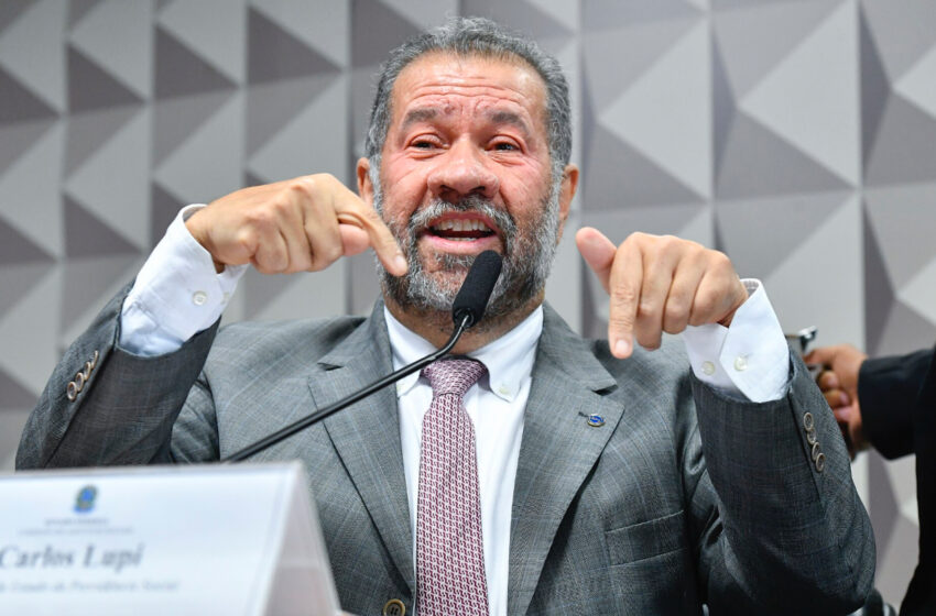 Ministro Carlos Lupi é convocado pelo Senado para explicar fraude bilionária no INSS