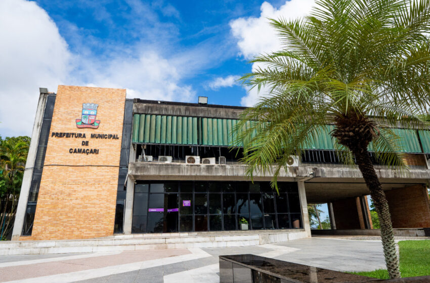 Cratera em via de Camaçari expõe falhas em obras privadas; Prefeitura notifica empresas e cobra reparos imediatos