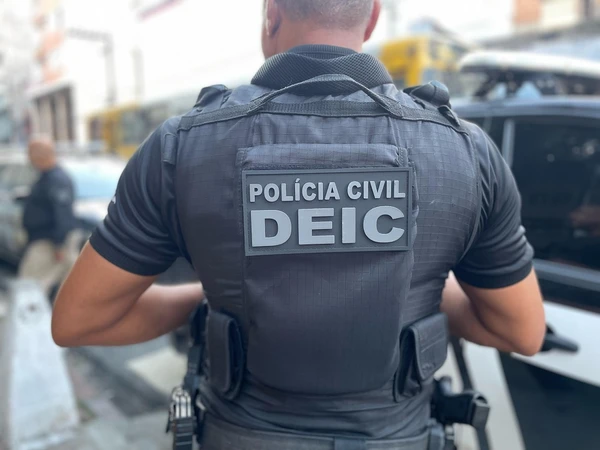 Falso advogado com mais de 30 golpes é preso na Pituba; mandados vieram de Camaçari e Sergipe