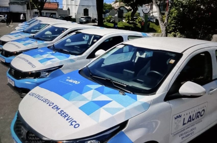 Débora Régis entrega novos veículos e anuncia renovação total da frota municipal em Lauro de Freitas