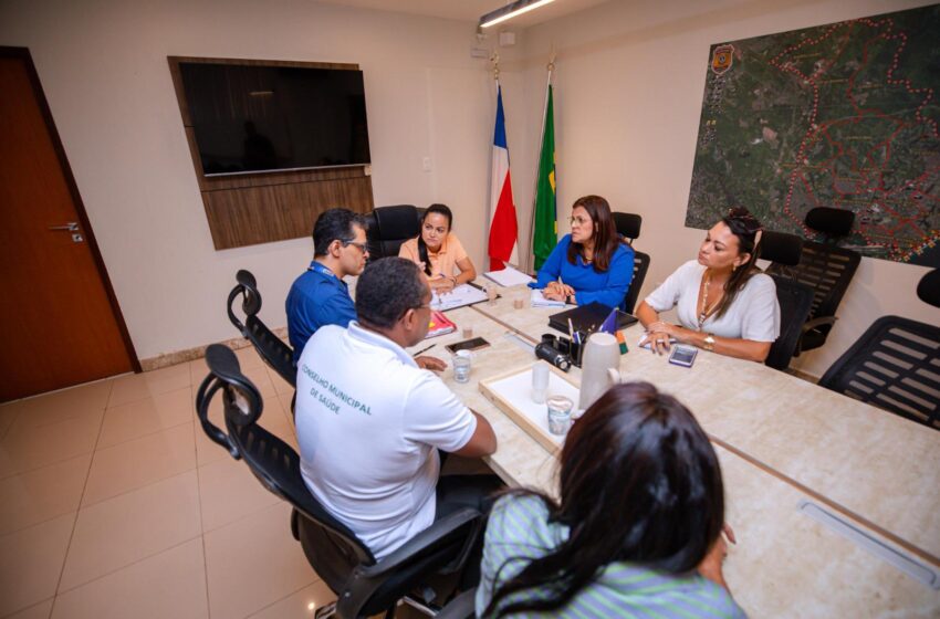 Débora Regis reforça compromisso com servidores em reunião com sindicato