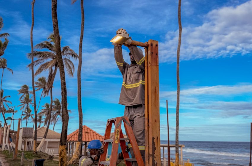 Prefeitura realiza manutenção elétrica no calçadão das praias de Buraquinho e Vilas do Atlântico