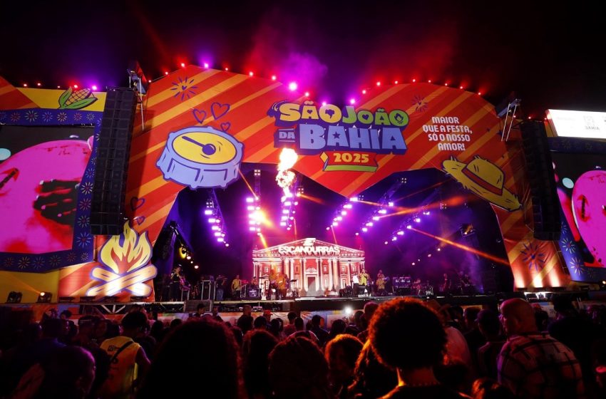 Com mistura de ritmos, público prestigia shows da primeira noite do São João da Bahia no Parque de Exposições