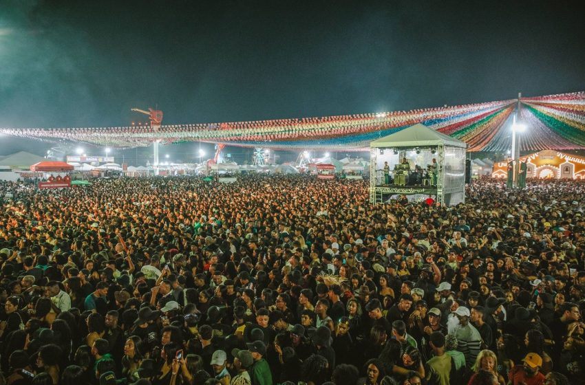 Do forró a seresta, segunda noite do Camaforró 2025 coloca multidão para dança no Espaço Camaçari