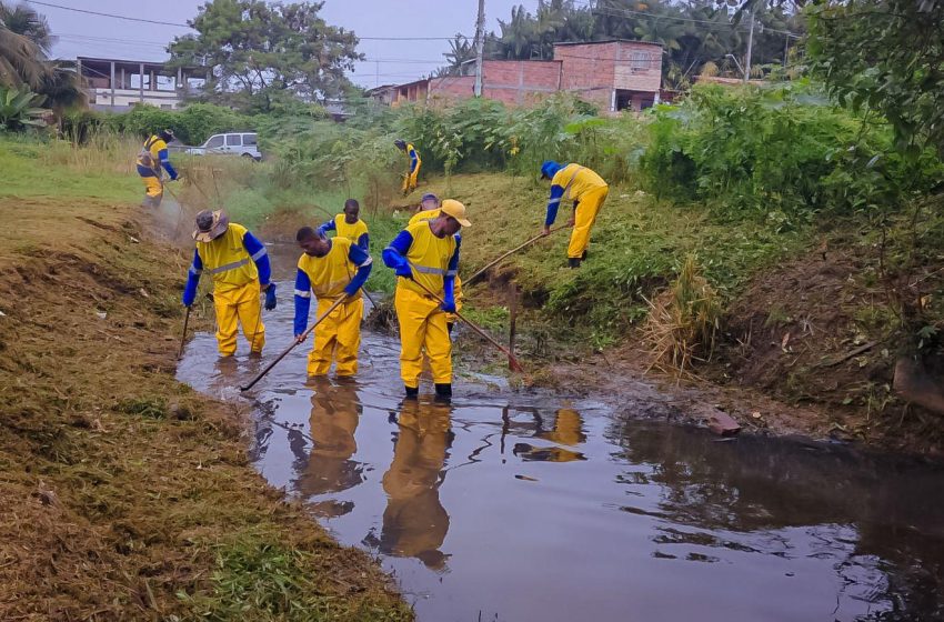 Prefeitura intensifica limpeza de canal para prevenir alagamentos