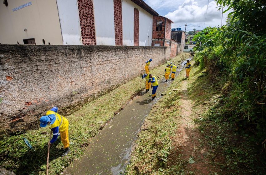 Prefeitura realiza ação de limpeza de canal no loteamento Talismã em Itinga