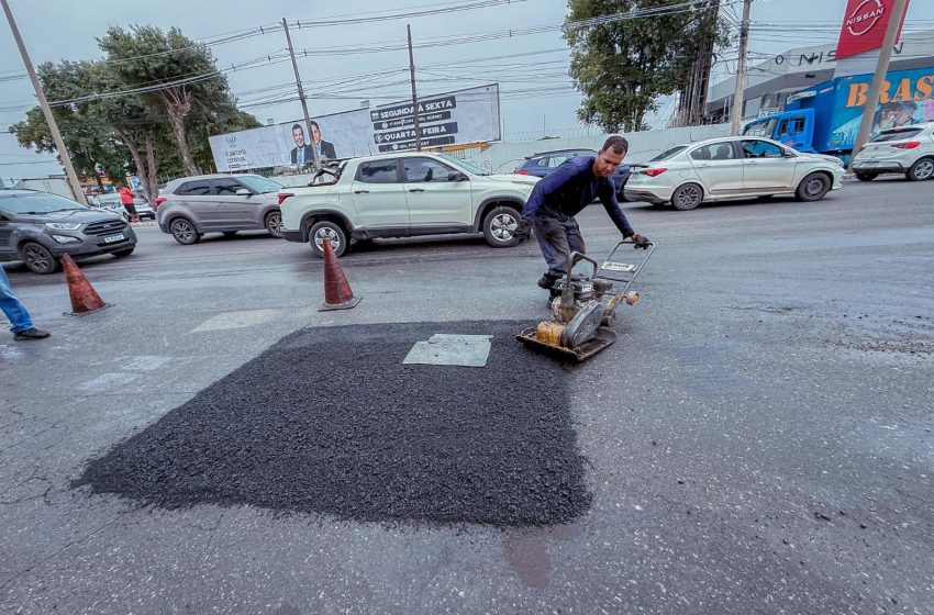 Prefeitura de Lauro de Freitas inicia ação emergencial da operação Buraco Zero na Estrada do Coco