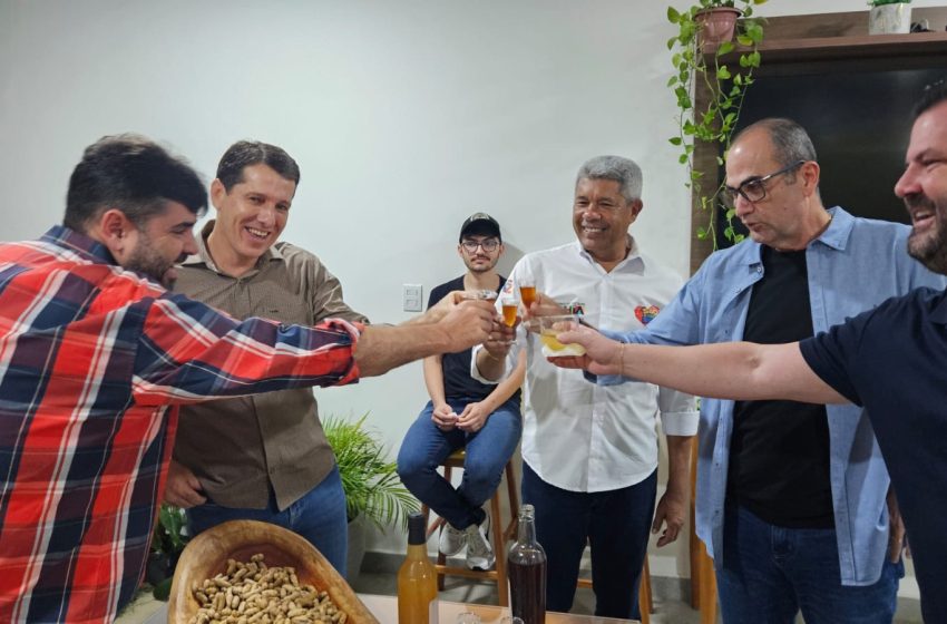 Jerônimo e Zé Coca brindam com deputados o sucesso do São João em Jequié
