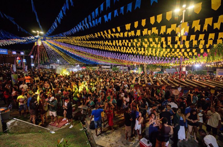 Público lota a Praça Matriz na 1ª noite do Pedrão de Lauro