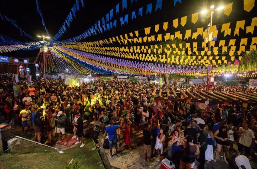 Público lota a Praça Matriz na 1ª noite do Pedrão de Lauro