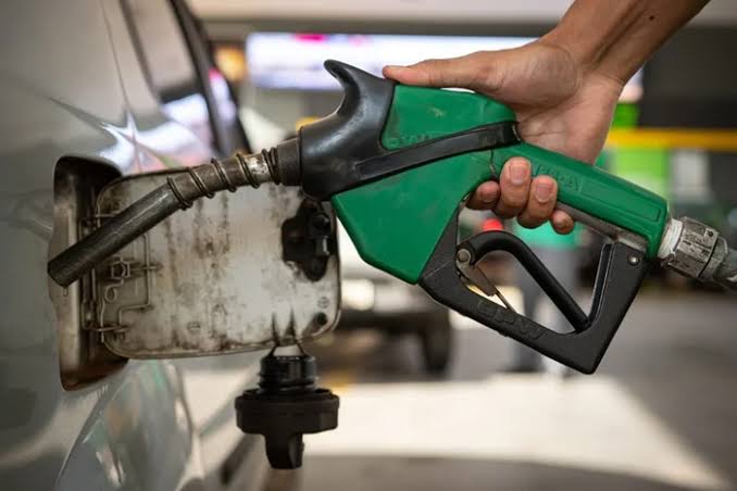 Acelen reduz preço da gasolina e aumenta valor do diesel nas distribuidoras da Bahia