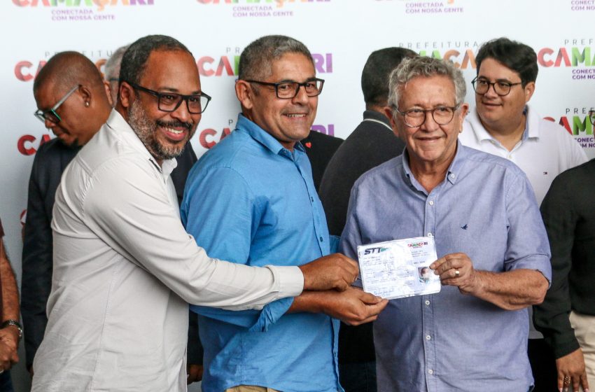 “Pensamos no futuro”: Caetano entrega 1º alvará para táxi 100% elétrico e anuncia intenção de eletrificar frota da STT