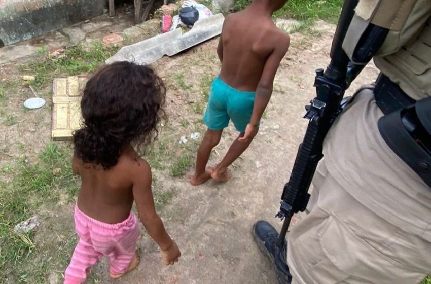 Crianças são resgatadas pela Polícia Militar em Camaçari