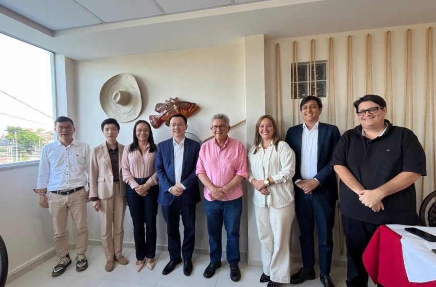 Em iniciativa pioneira e simbólica, Caetano almoça com CEO da BYD no “comércio” de Camaçari