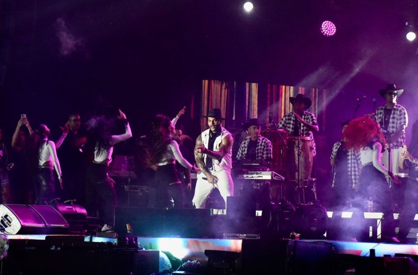 Tony Salles mistura hits de pagode e forró em Show no Parque de Exposições da Bahia