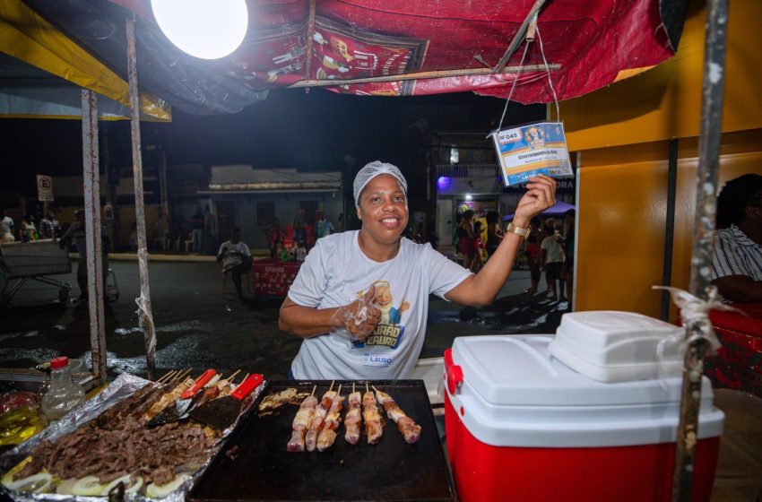 Ambulantes comemoram as boas vendas durante o Pedrão de Lauro