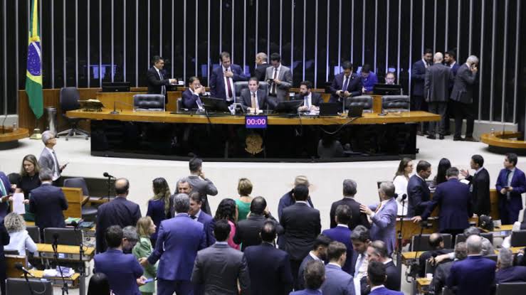 Câmara aprova urgência para projeto que pode derrubar aumento do IOF e envia recado ao governo