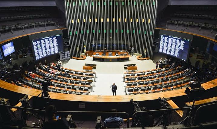 Câmara derruba aumento do IOF com ampla maioria e impõe derrota ao governo