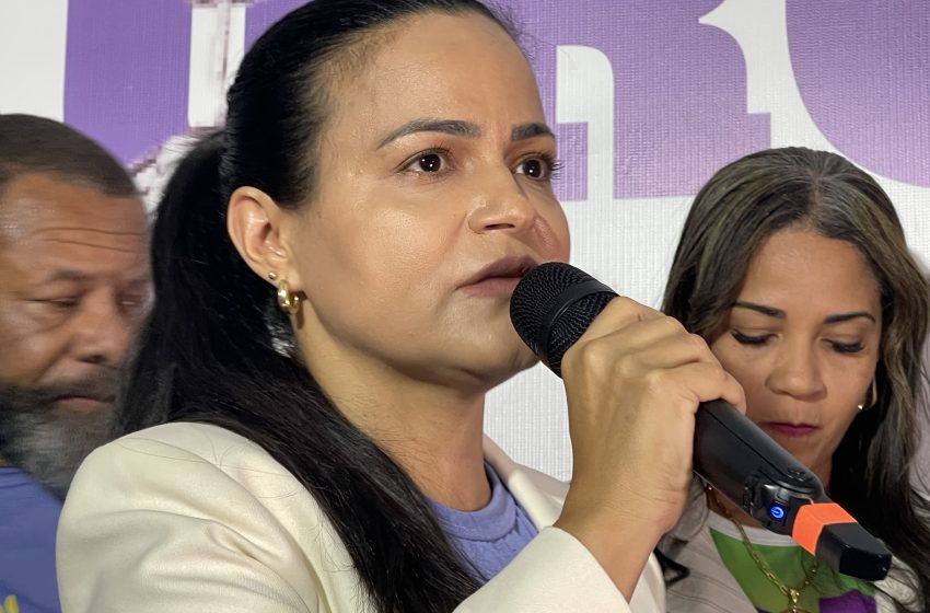 Débora Régis destaca pertencimento e união durante chegada do fogo simbólico em Lauro de Freitas