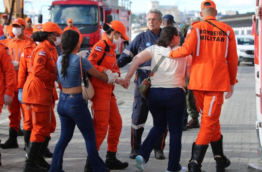 Bombeiros atua em ocorrência de catamarã com embarcação de pescadores na Baía de Todos os Santos e 96 pessoas são resgatadas