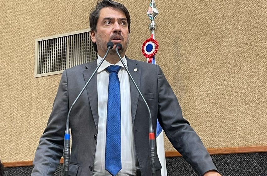 Pedro Tavares exalta “Banho de Luz” em Lauro de Freitas e alfineta adversários: “Turma do atraso está com dor de cotovelo”
