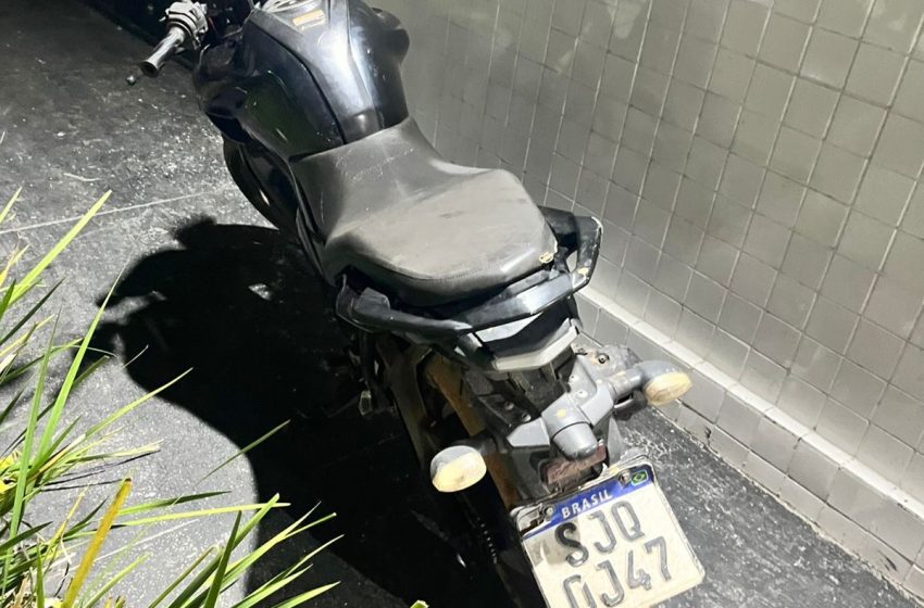 PM recupera motocicleta roubada abandonada em matagal na zona rural de Camaçari