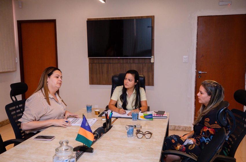 Prefeita Débora Regis recebe Mirela Macedo para diálogo sobre saúde