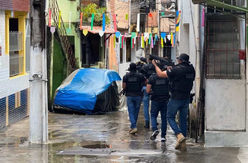 Polícia Civil realiza ações investigativas em campo para identificar e prender envolvidos em ataques contra policiais