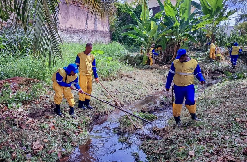 Prefeitura realiza limpeza manual de canal em Vilas do Atlântico para prevenir alagamentos