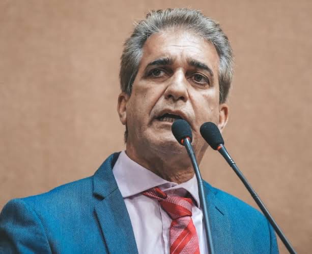 Robinson Almeida critica tarifa de Trump contra o Brasil e responsabiliza Bolsonaro: “Bolsonarismo comete crime de lesa-pátria”