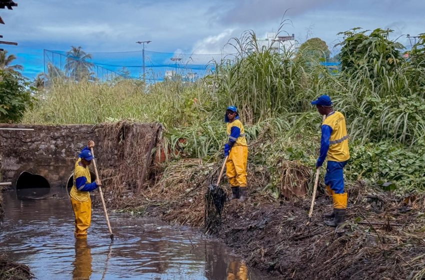 Prefeitura realiza ação preventiva de limpeza de canal em Itinga e Pitangueiras