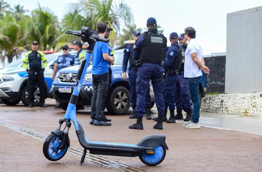 Prefeitura de Salvador realiza blitz educativa sobre uso de patinetes elétricos após decreto de regulamentação
