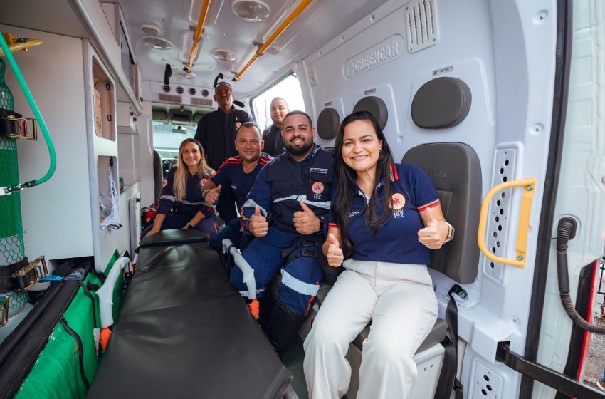 Prefeita entrega nova ambulância e celebra 20 anos do SAMU em Lauro de Freitas e participa de aniversário da USF Tarumã