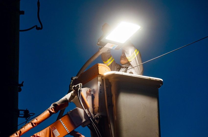 Prefeitura dá ordem de serviço do Programa Banho de Luz em Vilas do Atlântico nesta quarta-feira (16)