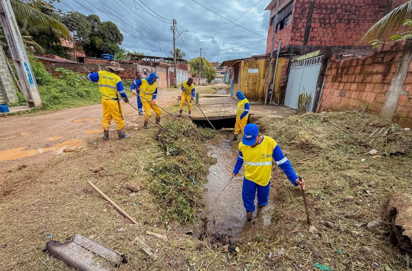 Ação de limpeza manual de canal acontece em Jardim Tarumã