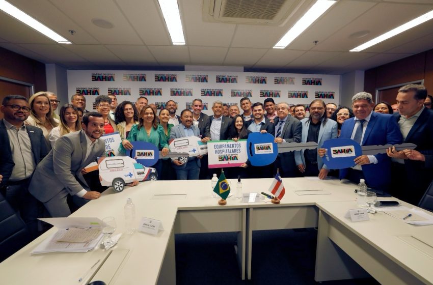 Casa Nova recebe equipamentos para a saúde, ambulâncias e kits para comunidades rurais durante agenda com o governador