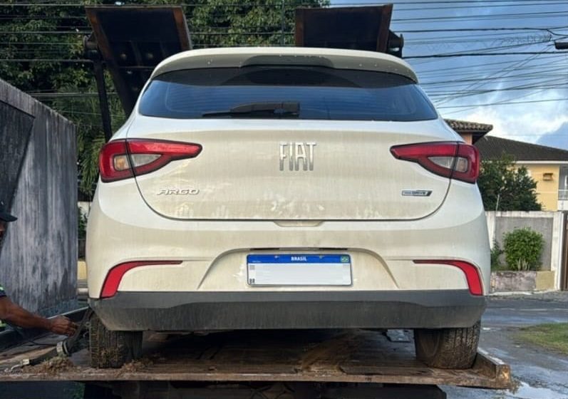 PM recupera carro roubado e clonado em Buraquinho, Lauro de Freitas