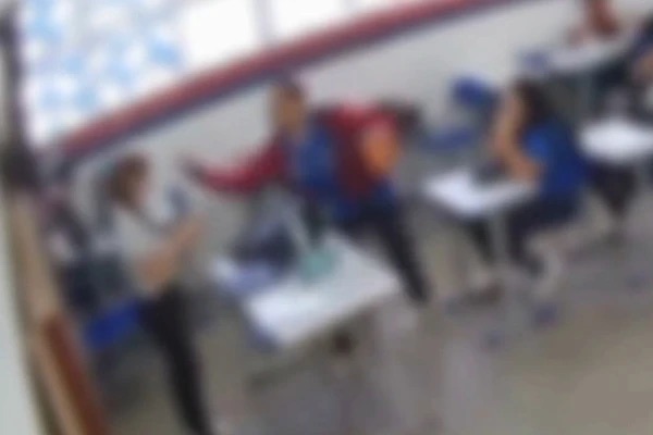 Violência em sala de aula: professora leva tapa de aluno em colégio estadual