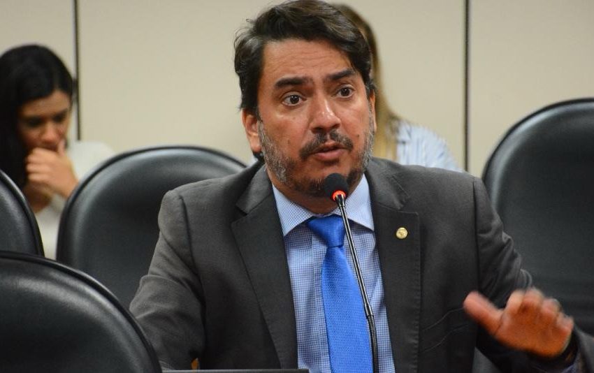 Pedro Tavares pede obras estruturais no colégio estadual Jesus Moura, em Guaratinga
