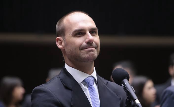 Eduardo Bolsonaro diz que não vai renunciar e pode manter mandato por mais três meses