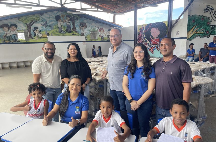 Prefeita Débora Regis entrega mobiliário escolar à Escola Sônia Maria Pereira do Nascimento