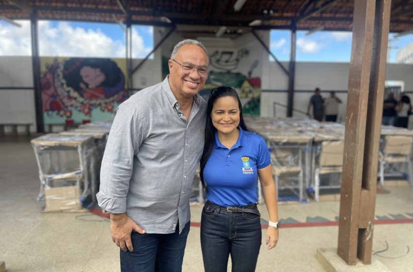 Vereador César se emociona durante entrega de carteiras e cadeiras escolares na escola que homenageia sua mãe, em Itinga
