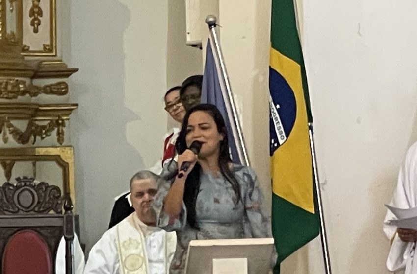 Na missa pelos 63 anos de Lauro de Freitas, prefeita Débora Regis destaca reconstrução da cidade e reafirma compromisso com a população