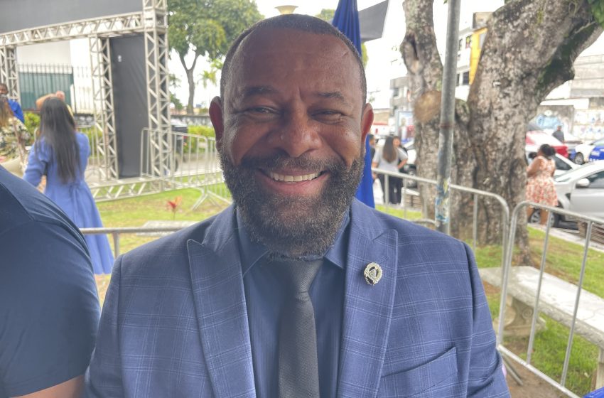 Juca participa de missa pelos 63 anos de Lauro de Freitas e destaca confiança na gestão de Débora Regis