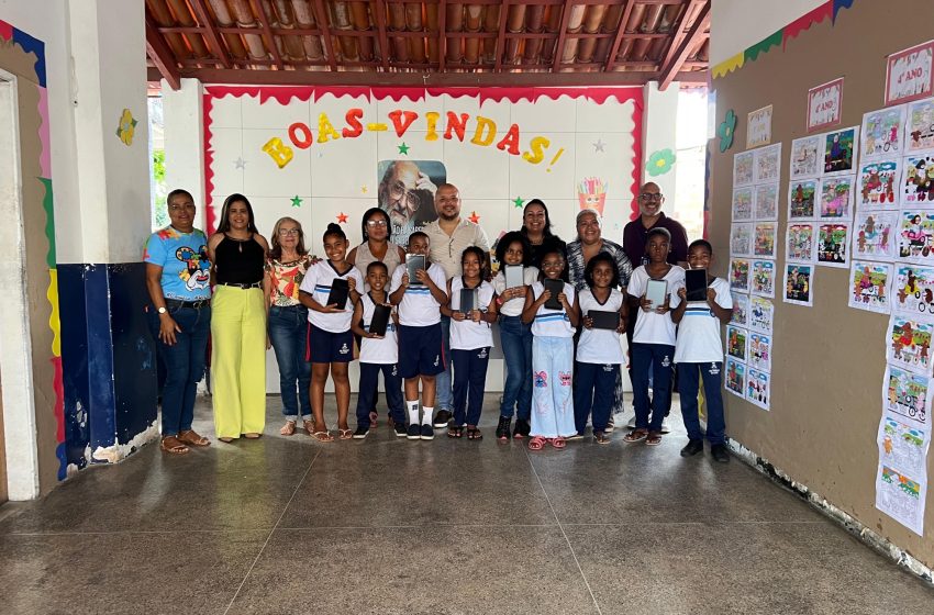 São Francisco do Conde avança na inclusão digital com entrega de tablets a alunos da rede municipal