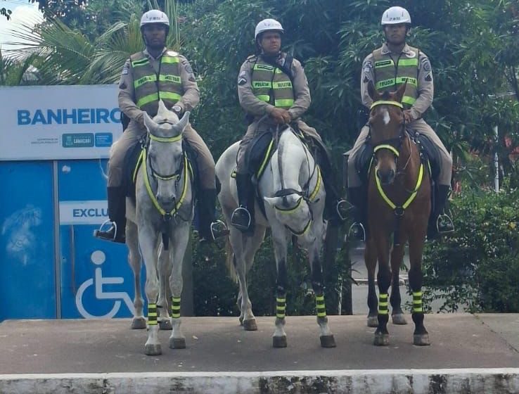 Cavalaria da PM reforça segurança em operação nos bairros de Camaçari