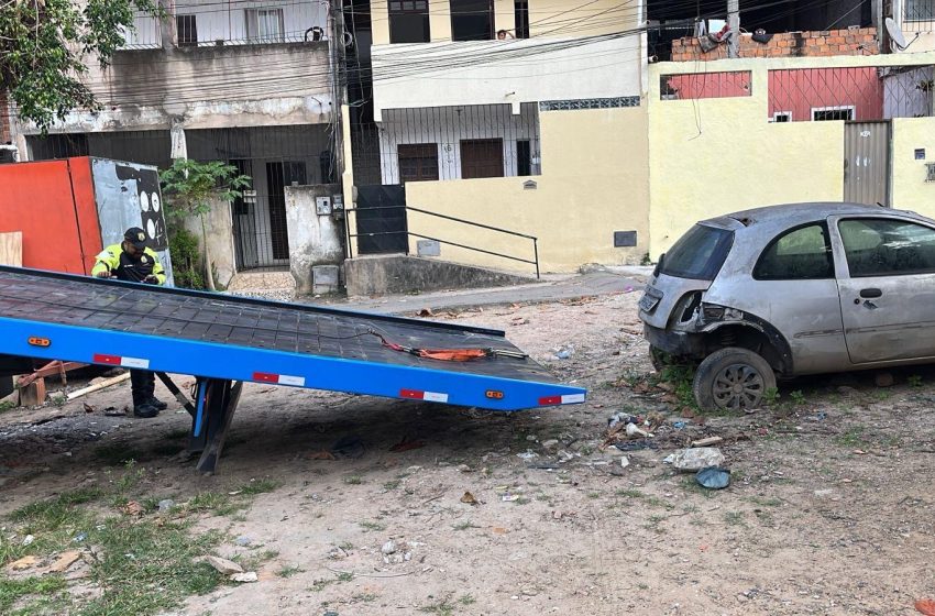 Prefeitura de Lauro de Freitas remove veículos abandonados para garantir ordem e segurança no trânsito